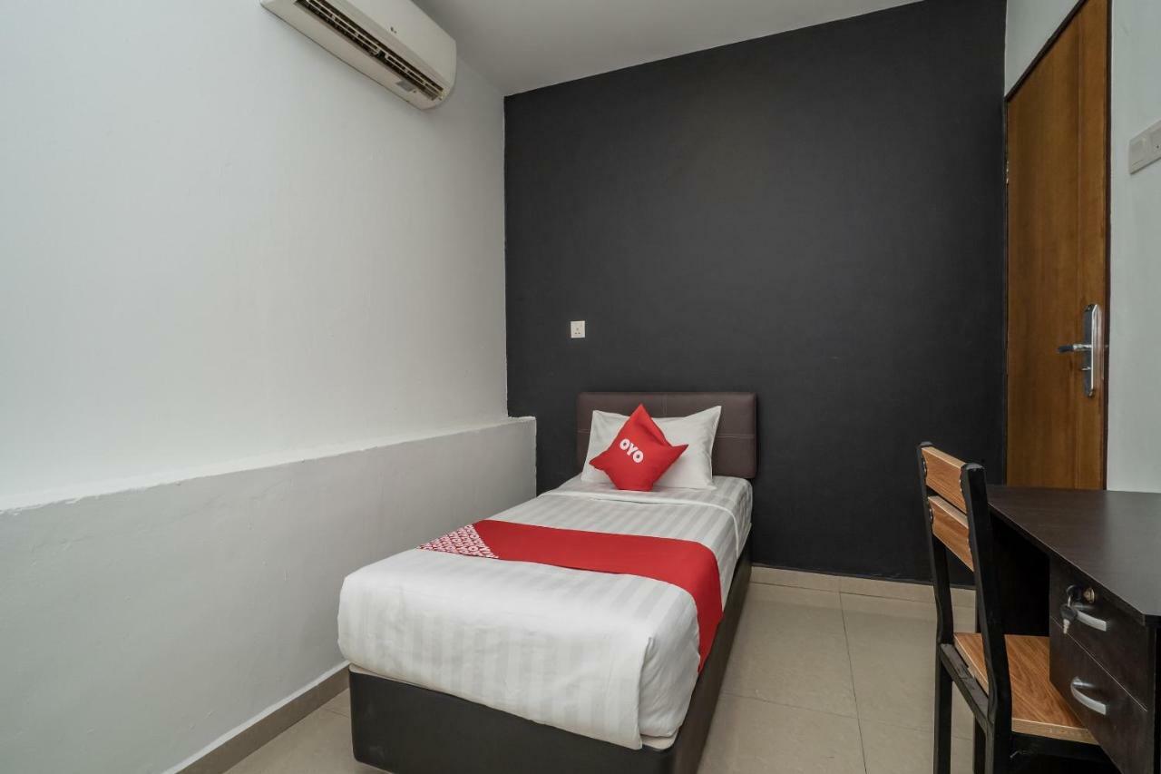 Oyo 1167 Rest And Go Hotel Кланг Экстерьер фото